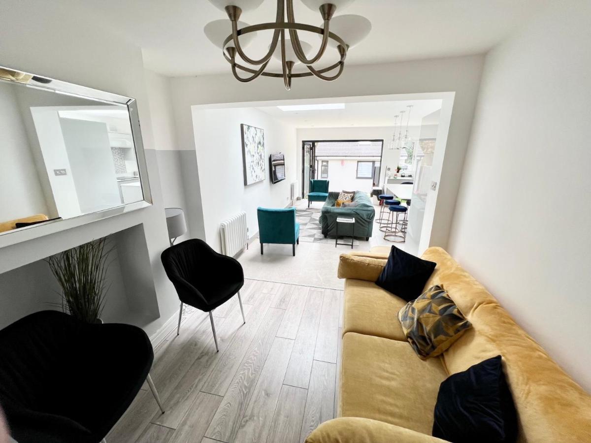 Vakantiehuis 3 Cosy Homes Walking Distance To Mall With Parking Available To Book Separately 3 Bed House Or 1 Bed Or