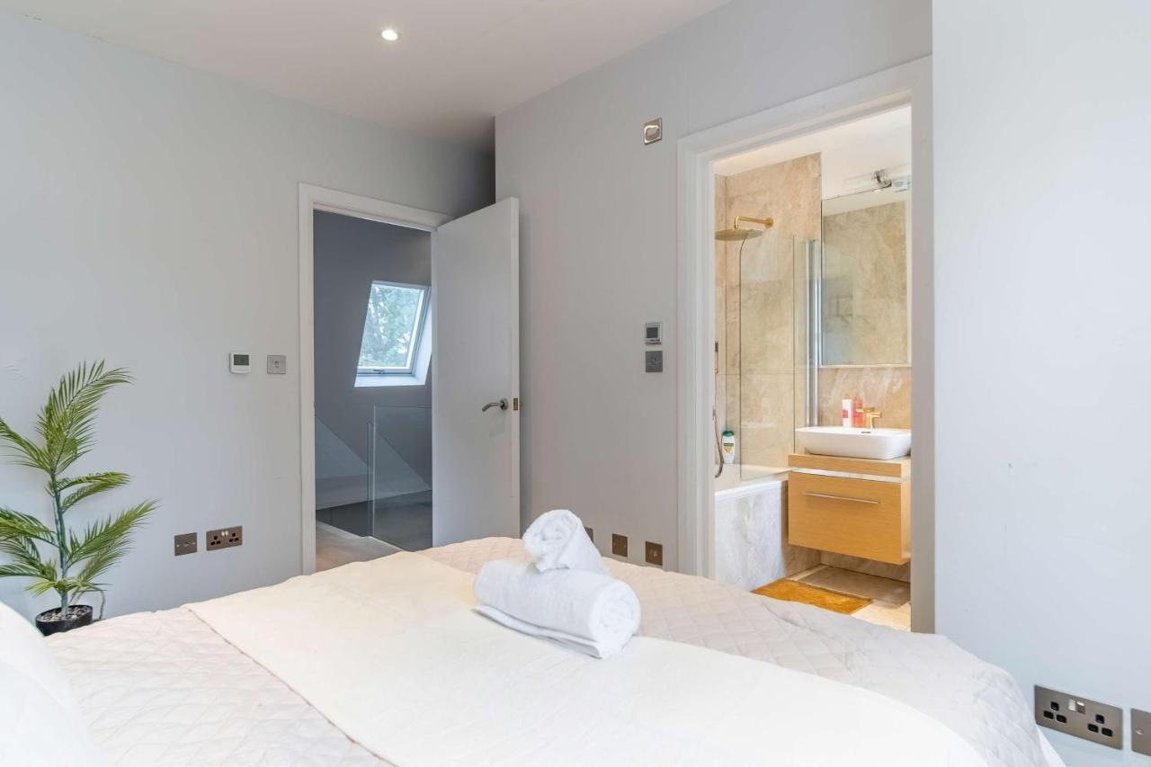 Stunning Camden House With Private Terrace & Free Parking Feriehus