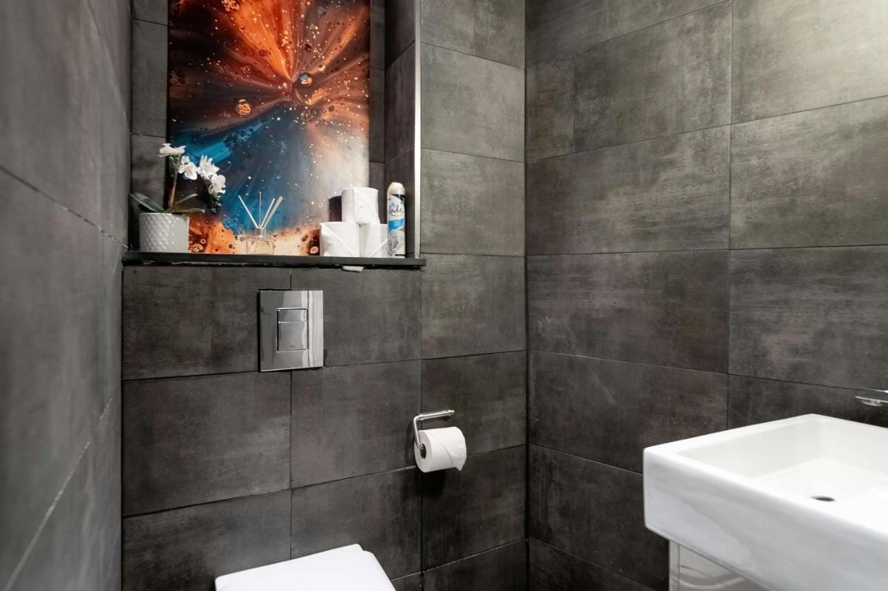 Stunning Camden House With Private Terrace & Free Parking Feriehus