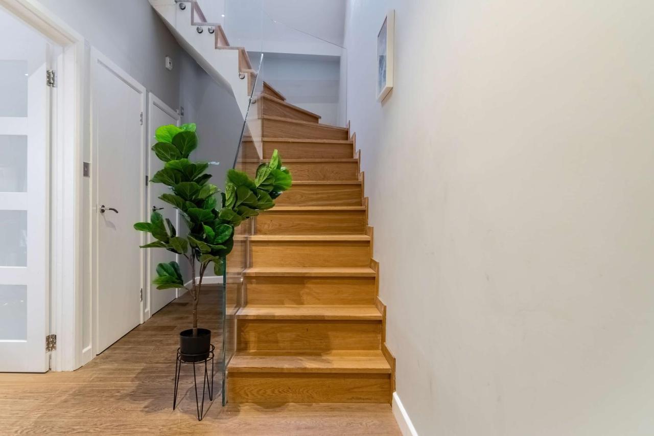 Stunning Camden House With Private Terrace & Free Parking Feriehus