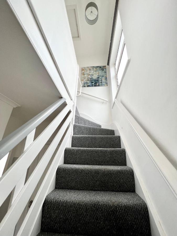 3 Cosy Homes Walking Distance To Mall With Parking Available To Book Separately 3 Bed House Or 1 Bed Or * Londen