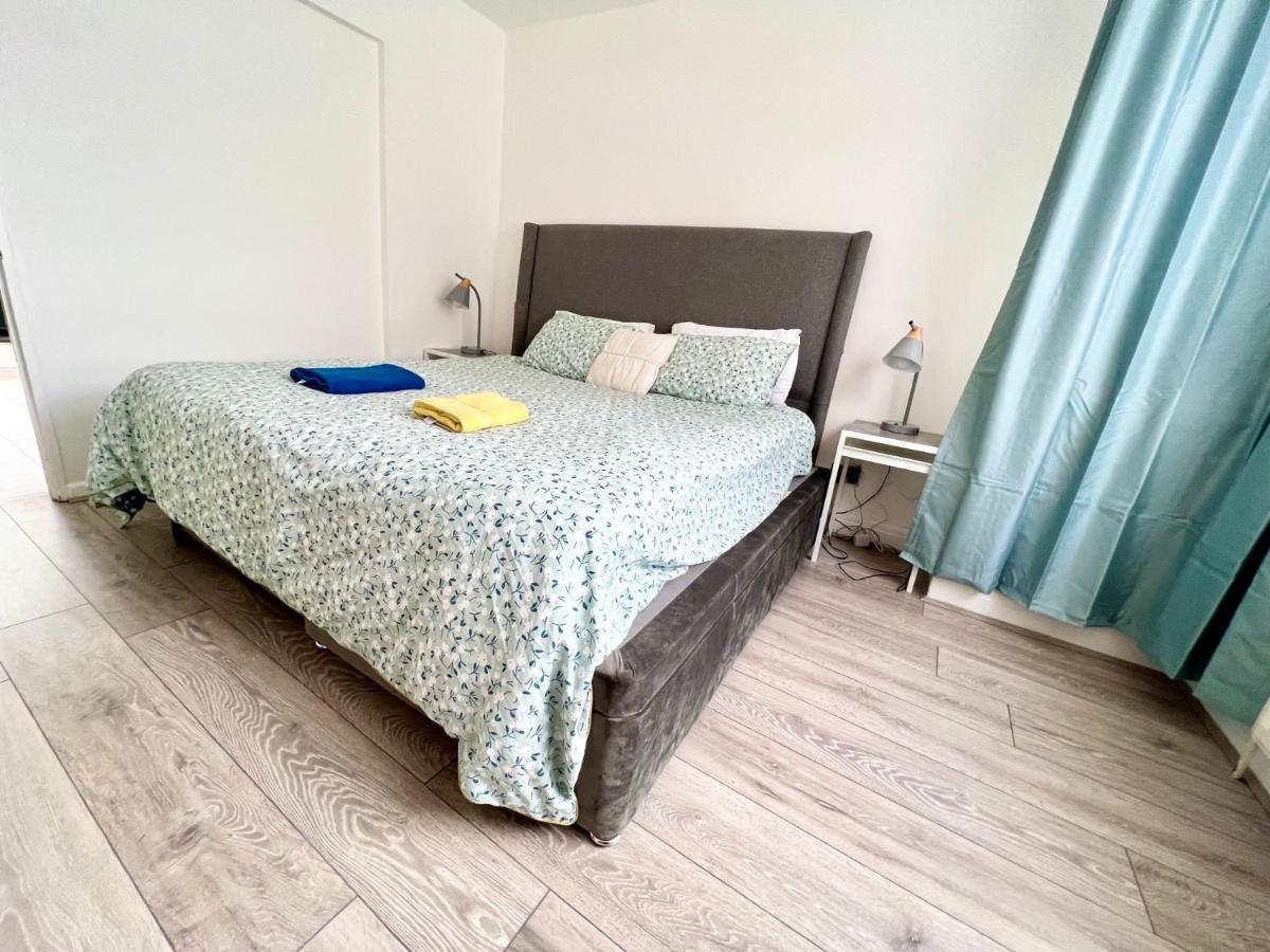 3 Cosy Homes Walking Distance To Mall With Parking Available To Book Separately 3 Bed House Or 1 Bed Or Vakantiehuis