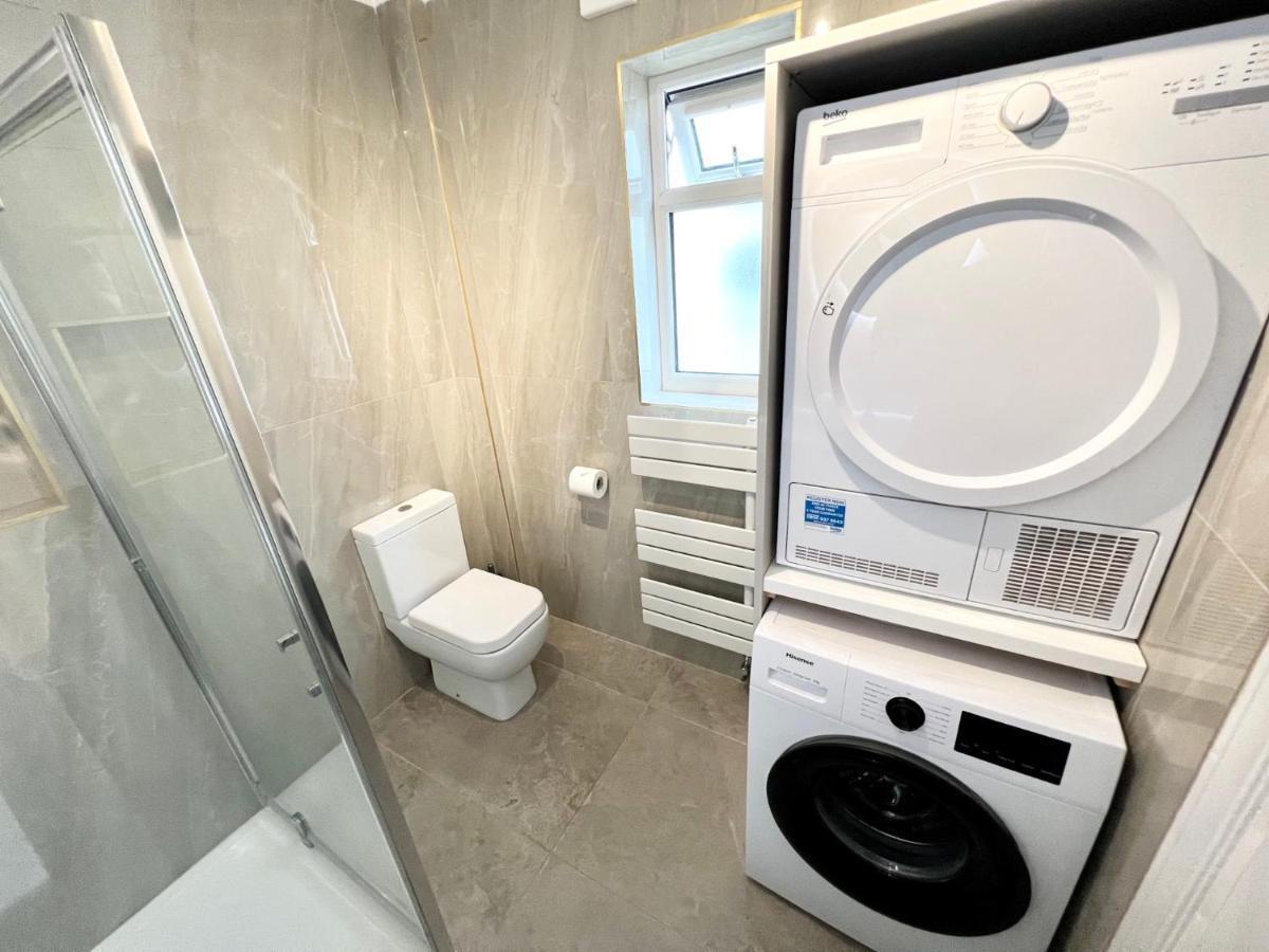 Vakantiehuis 3 Cosy Homes Walking Distance To Mall With Parking Available To Book Separately 3 Bed House Or 1 Bed Or Londen