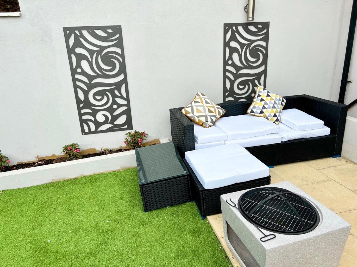 3 Cosy Homes Walking Distance To Mall With Parking Available To Book Separately 3 Bed House Or 1 Bed Or Londen