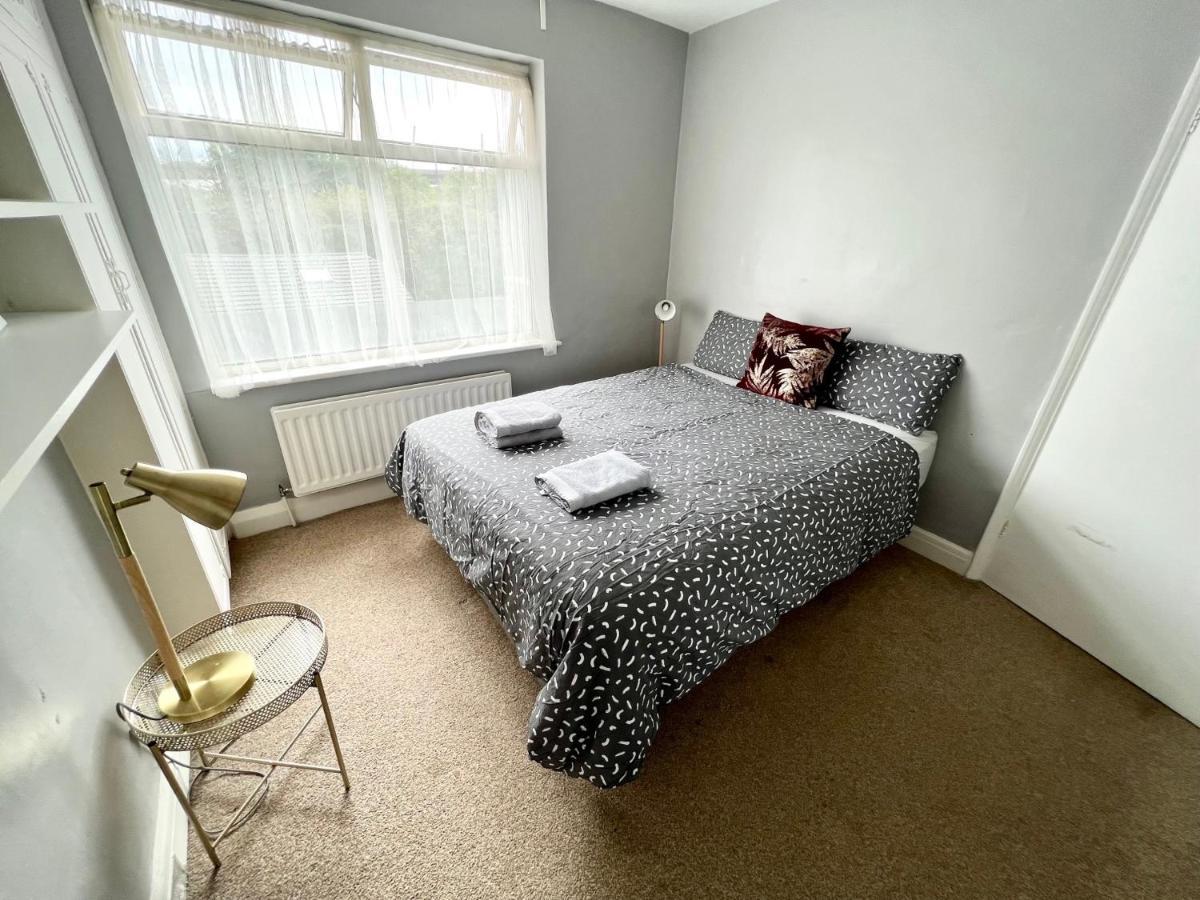 3 Cosy Homes Walking Distance To Mall With Parking Available To Book Separately 3 Bed House Or 1 Bed Or * Londen