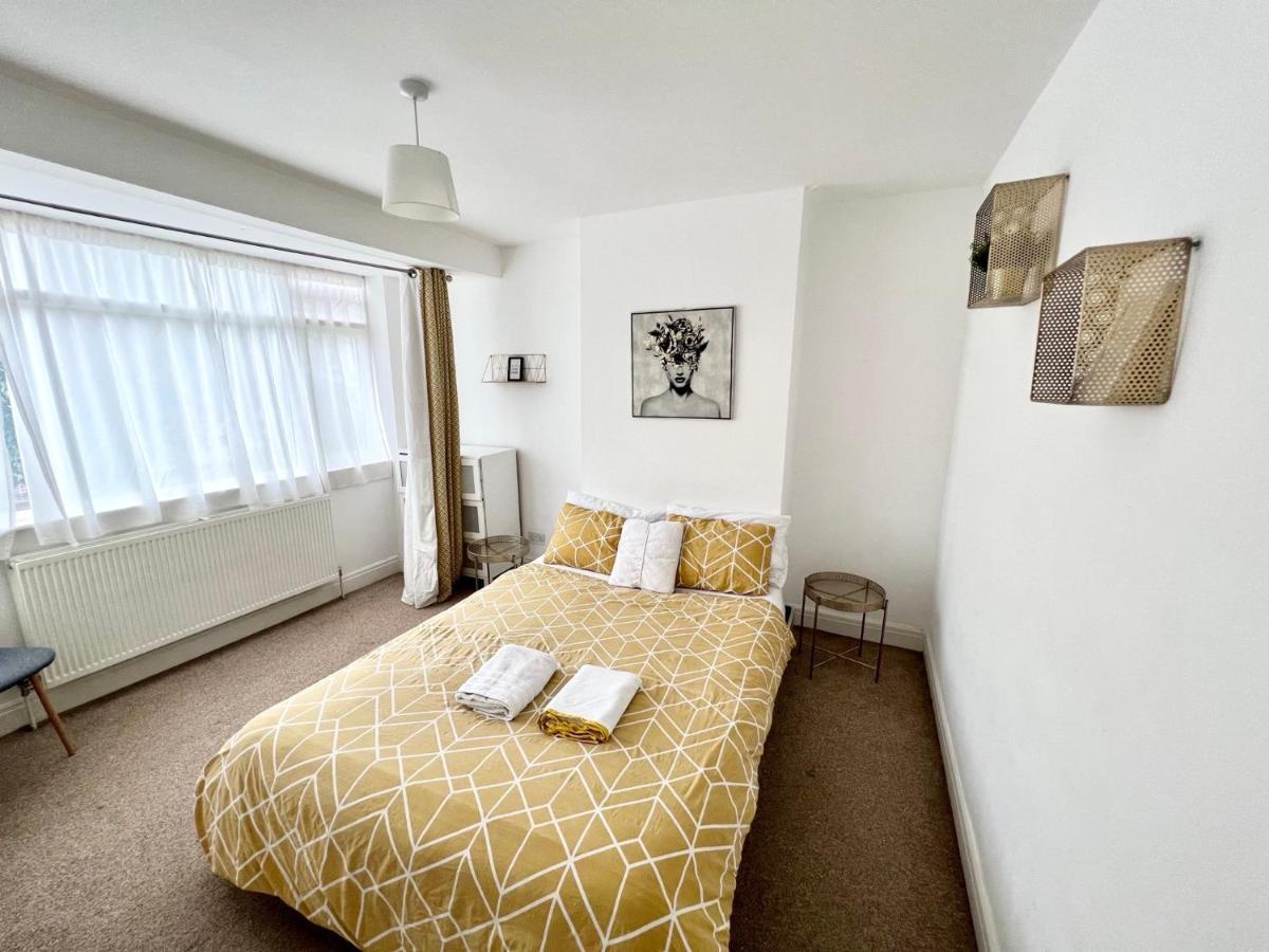 Vakantiehuis 3 Cosy Homes Walking Distance To Mall With Parking Available To Book Separately 3 Bed House Or 1 Bed Or