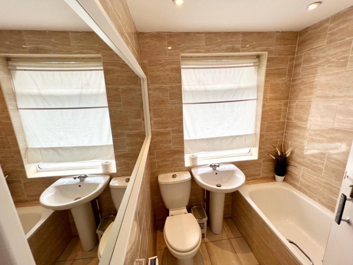 Vakantiehuis 3 Cosy Homes Walking Distance To Mall With Parking Available To Book Separately 3 Bed House Or 1 Bed Or *