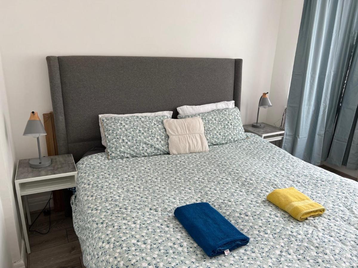 Vakantiehuis 3 Cosy Homes Walking Distance To Mall With Parking Available To Book Separately 3 Bed House Or 1 Bed Or Londen