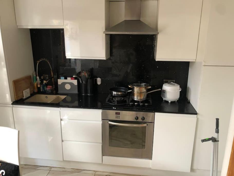 Cheerful 4 Bedroom House With Garden Free Parking Hébergement de vacances Londres
