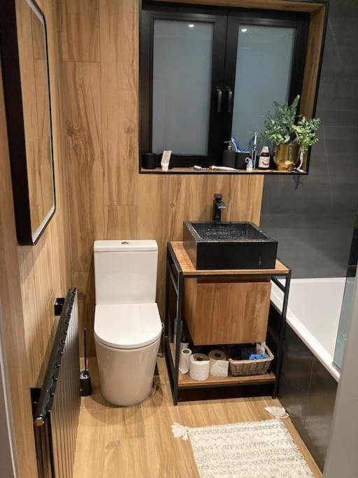 Newly Renovated Modern 2 Bedroom Flat In West Appartement