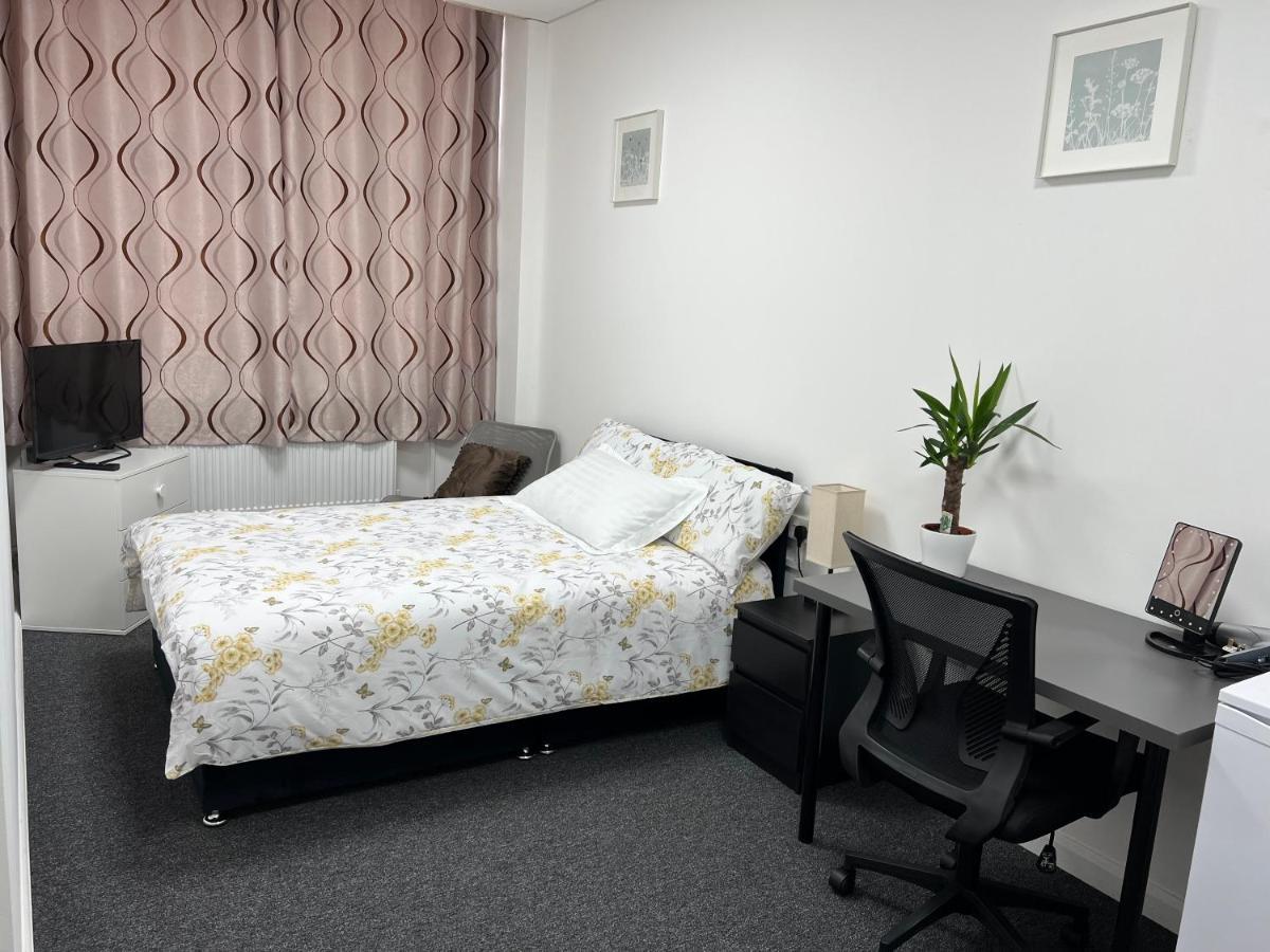 Mj - Entire Serviced For 6 Guests - Next To Tube Station Skyline View - Hotell London