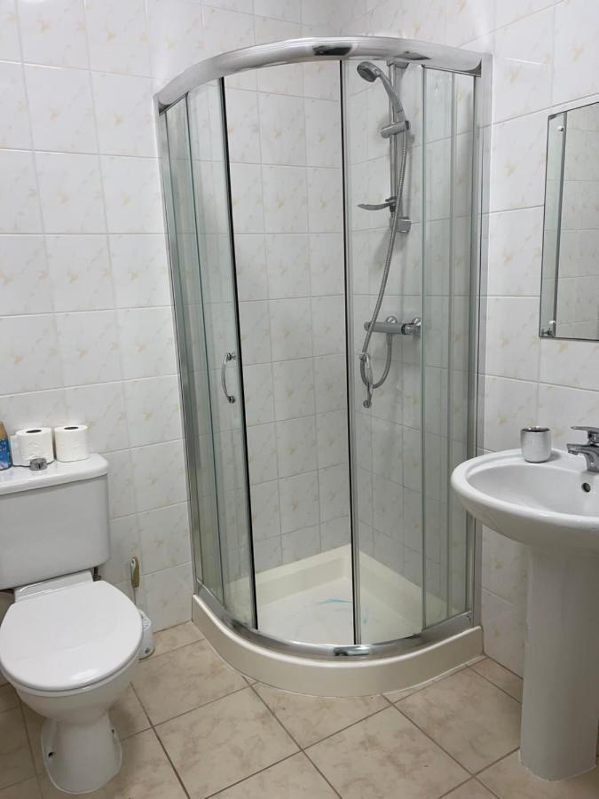 Hotell Mj - Entire Serviced For 6 Guests - Next To Tube Station Skyline View - 3*