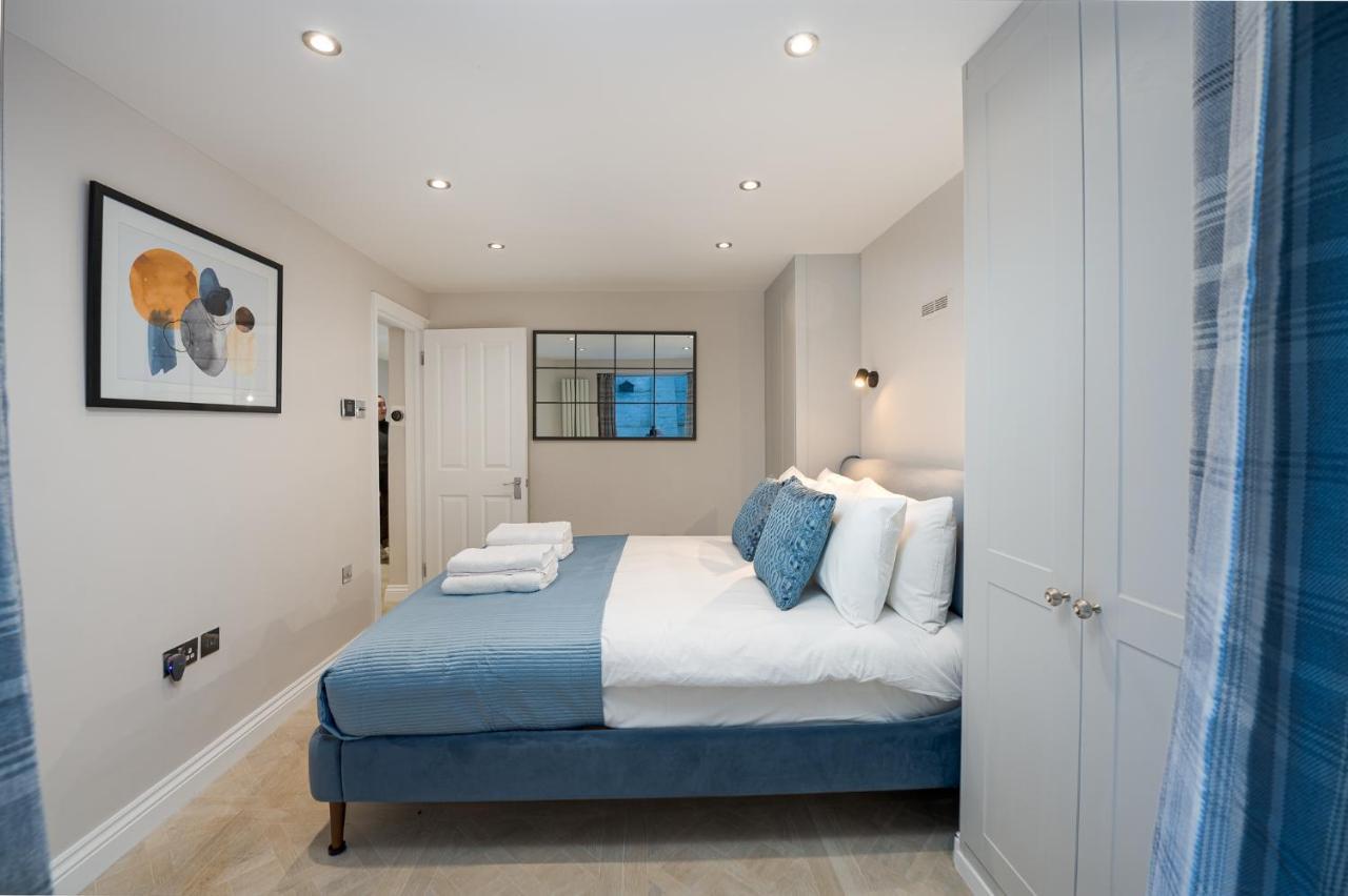 Clarendon Rd By Capital * Londra