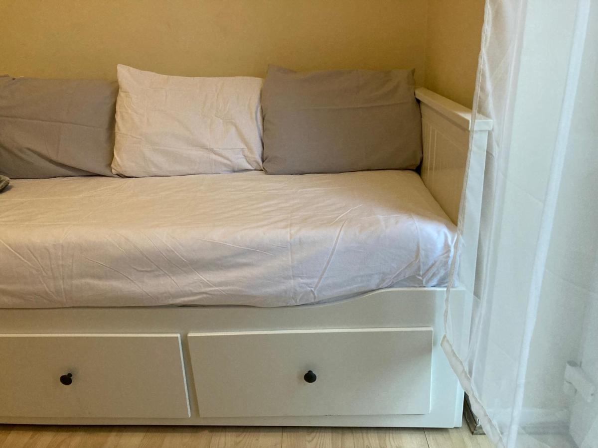 Rum i privatbostad Comfortable With Private Balcony And Shared House