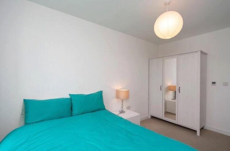 With Private Bathroom In A Modern Two Bedroom Two Bathroom Flat Privatunterkunft London