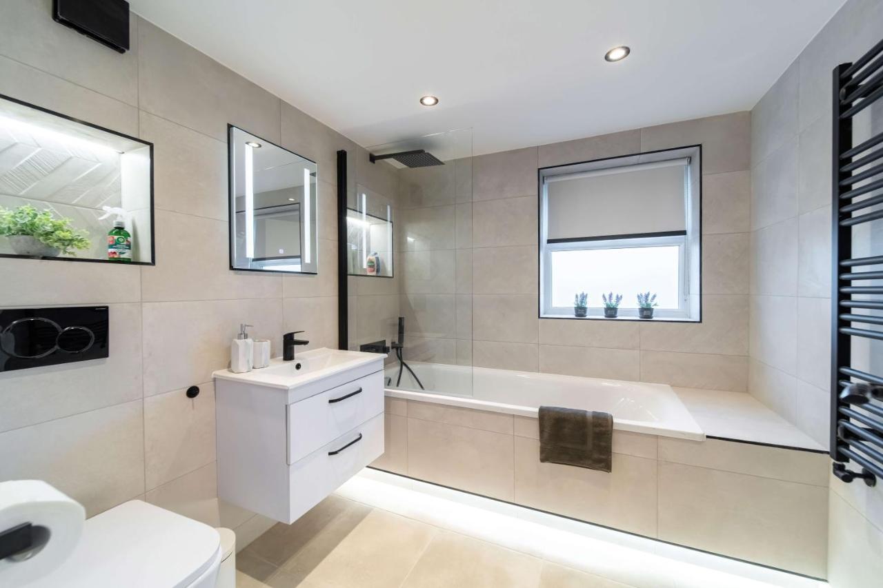 Stunning 3 Bed 3 Bath Townhouse Lägenhet London