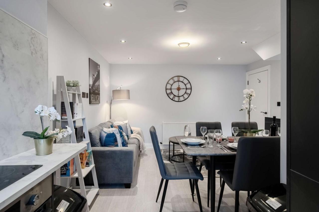 Stunning 3 Bed 3 Bath Townhouse Lägenhet *
