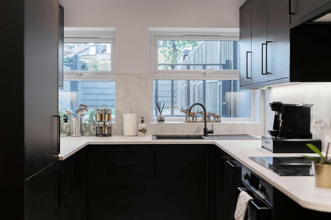 Stunning 3 Bed 3 Bath Townhouse Lägenhet London