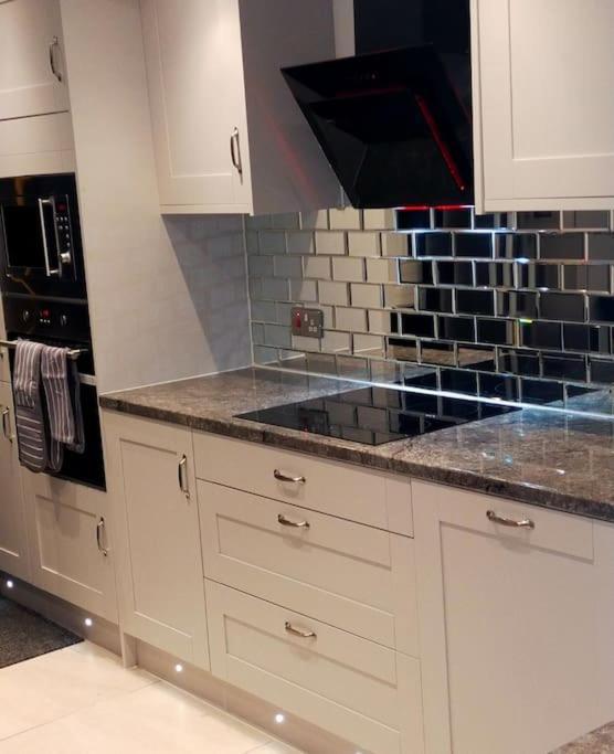 Impeccable 2-bed House Appartamento *