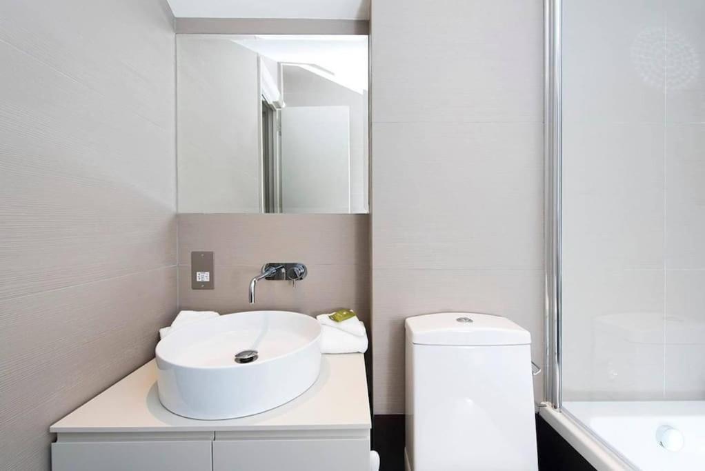 Recently Redecorated Bright And Spacious 1br Flat In West * Londres