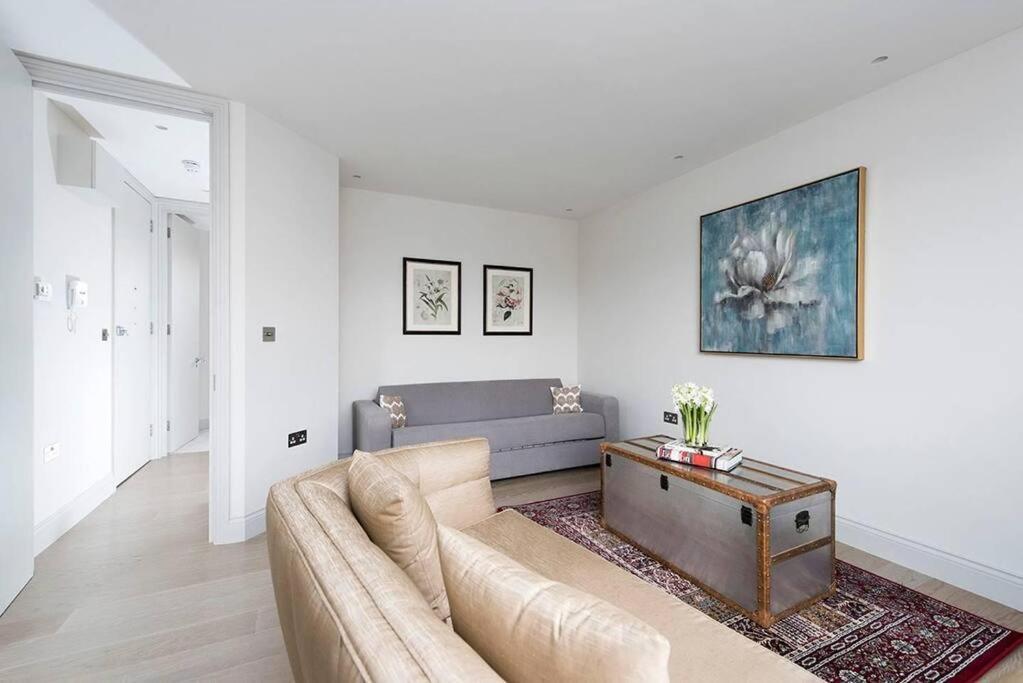 Recently Redecorated Spacious And Modern 1br Flat In West * London