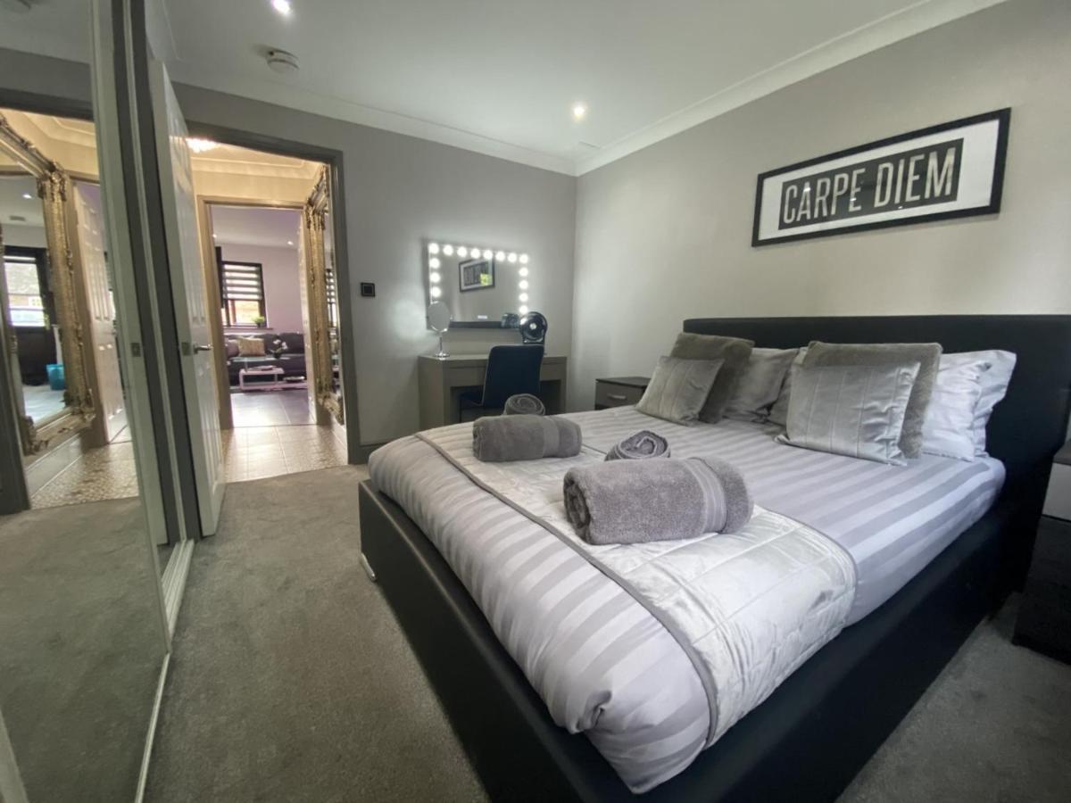 Modern Spacious 1 Bed With Free Parking In Trendy Inner Suburb 15 Mins Walk To Victoria Line Underground Then 20 Mins To Oxford Street 