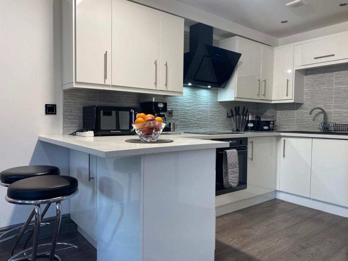 Modern Spacious 1 Bed With Free Parking In Trendy Inner Suburb 15 Mins Walk To Victoria Line Underground Then 20 Mins To Oxford Street 