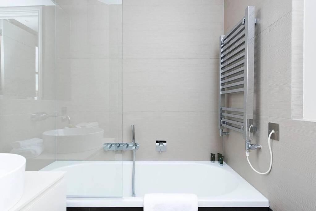 Apartment Recently Redecorated Spacious And Modern 1br Flat In West