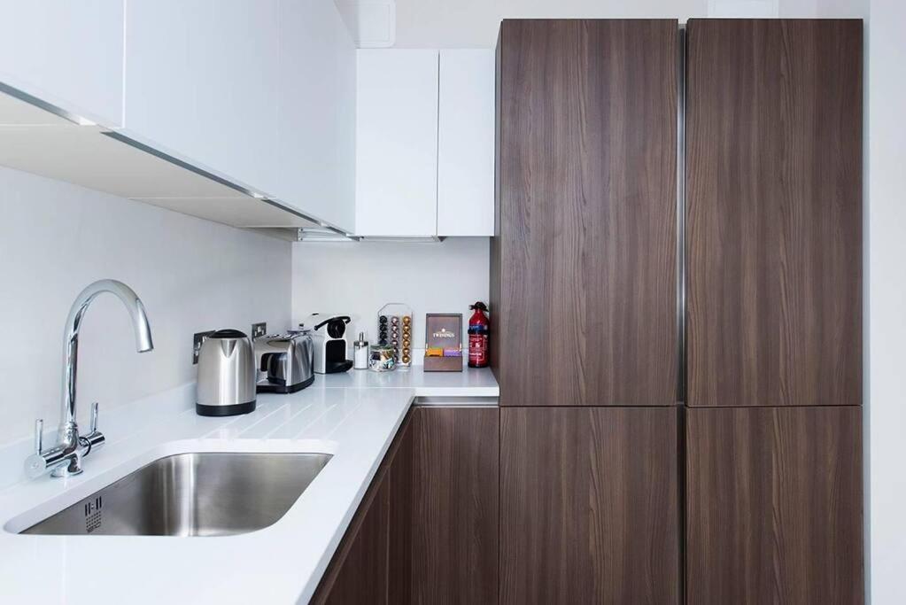 Apartment Recently Redecorated Spacious And Modern 1br Flat In West