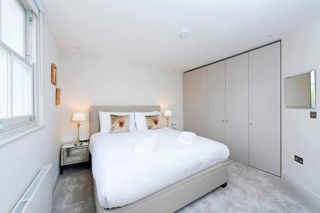 Apartment Recently Redecorated Spacious And Modern 1br Flat In West