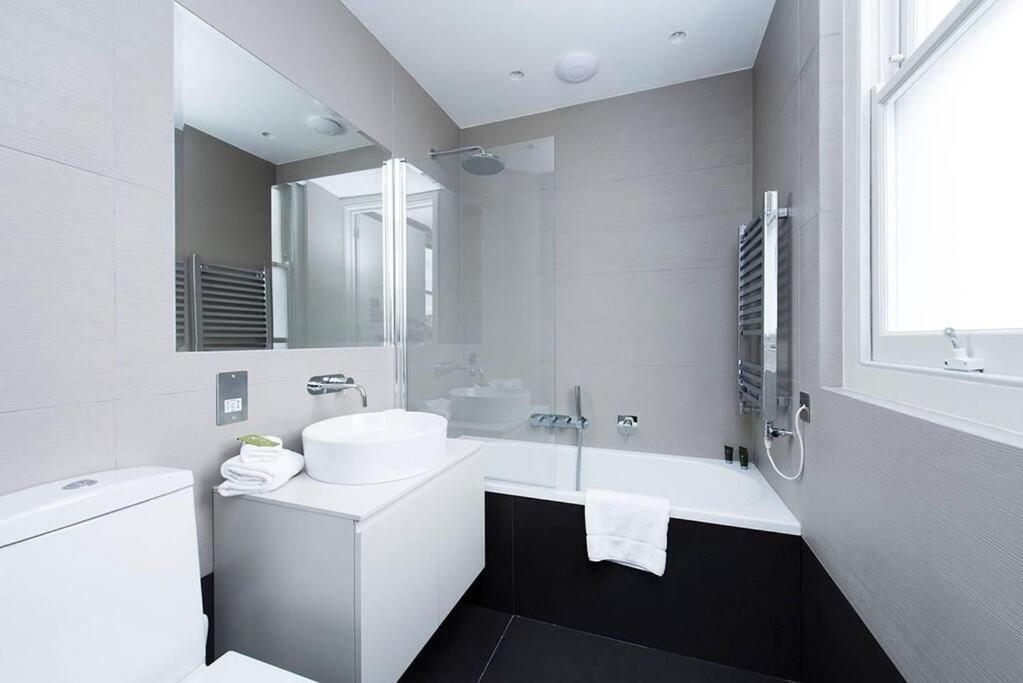 Apartment Recently Redecorated Spacious And Modern 1br Flat In West *