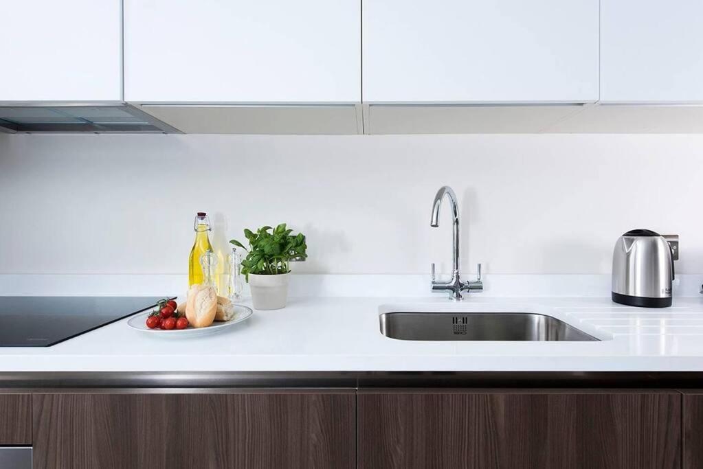 Recently Redecorated Spacious And Modern 1br Flat In West Apartment