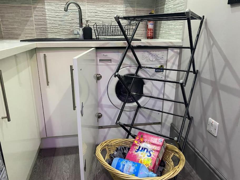 Modern Spacious 1 Bed With Free Parking In Trendy Inner Suburb 15 Mins Walk To Victoria Line Underground Then 20 Mins To Oxford Street 