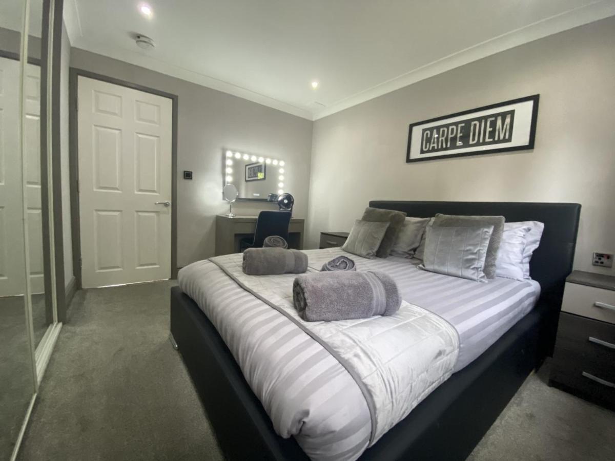 Modern Spacious 1 Bed With Free Parking In Trendy Inner Suburb 15 Mins Walk To Victoria Line Underground Then 20 Mins To Oxford Street 