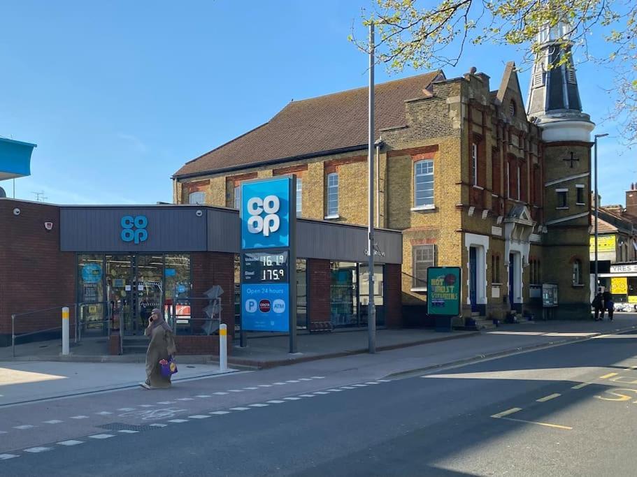 Modern Spacious 1 Bed With Free Parking In Trendy Inner Suburb 15 Mins Walk To Victoria Line Underground Then 20 Mins To Oxford Street 