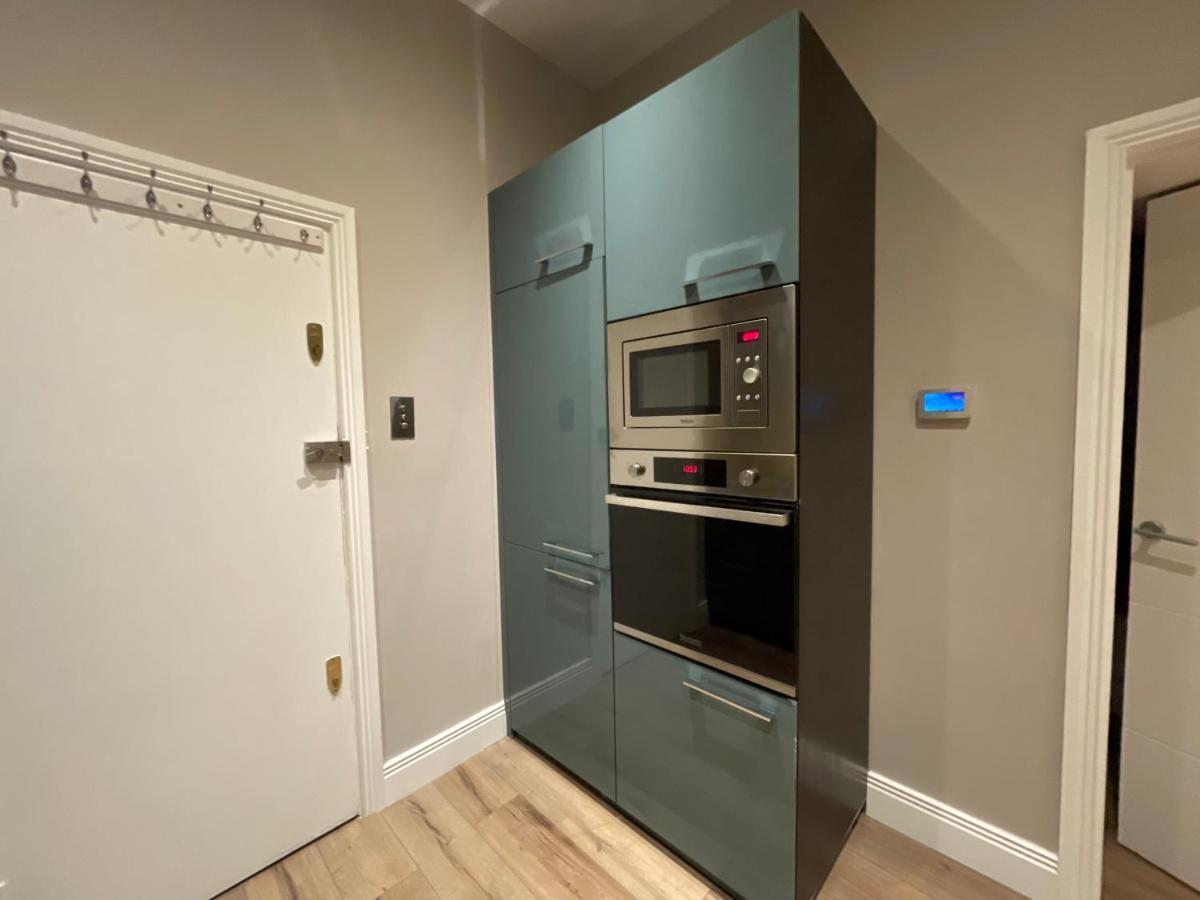 Apartment Modern & Elegant Central Two Minutes From Train Station *