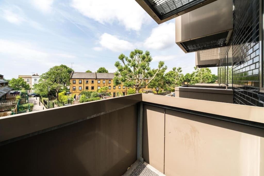 Lägenhet 2-bed 2-bath Flat Around The Corner From Portobello Market *