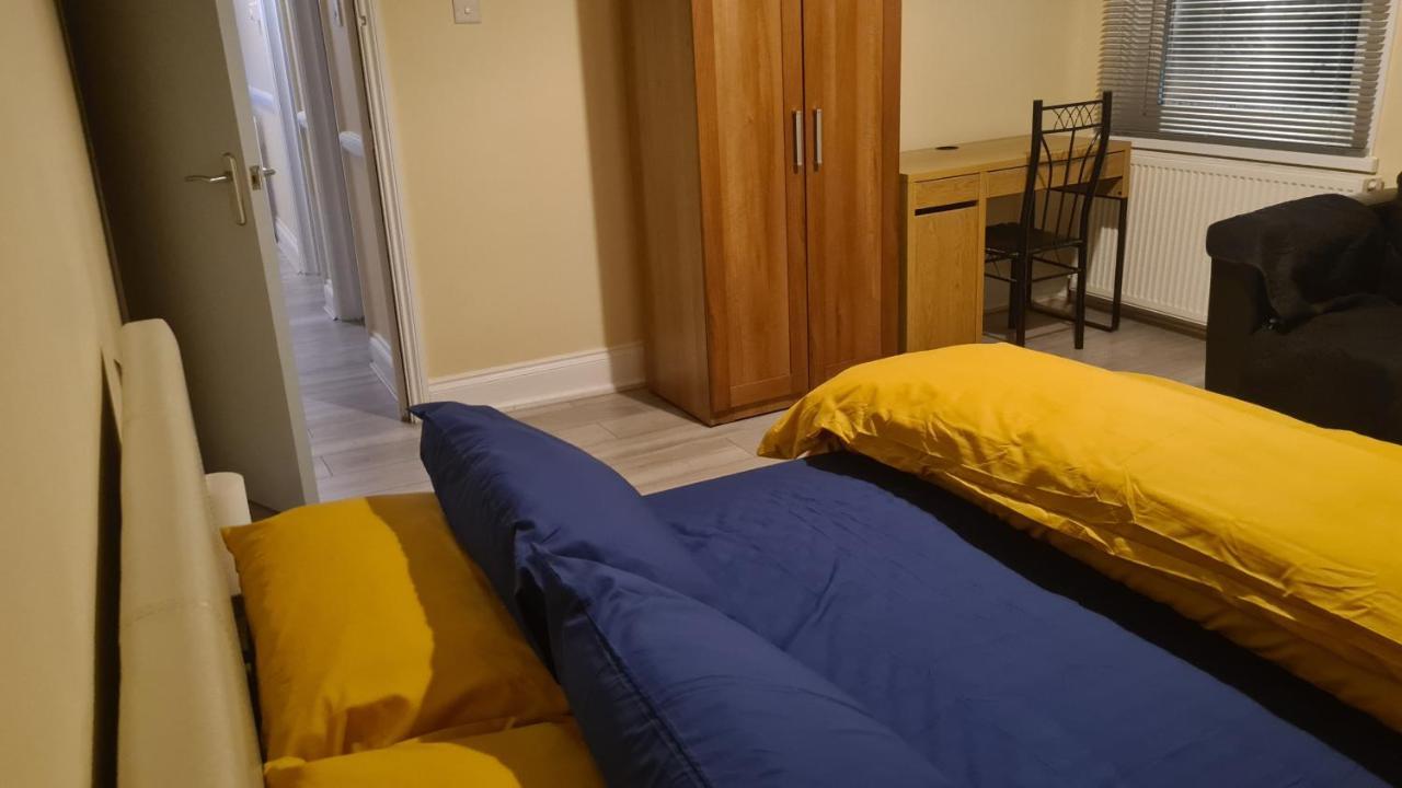 Entire 2 Bedroom Home/flat In London, Line Appartement Londen