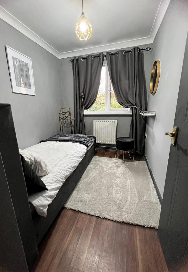 Lovely, Two Bedroom Central Location Lägenhet