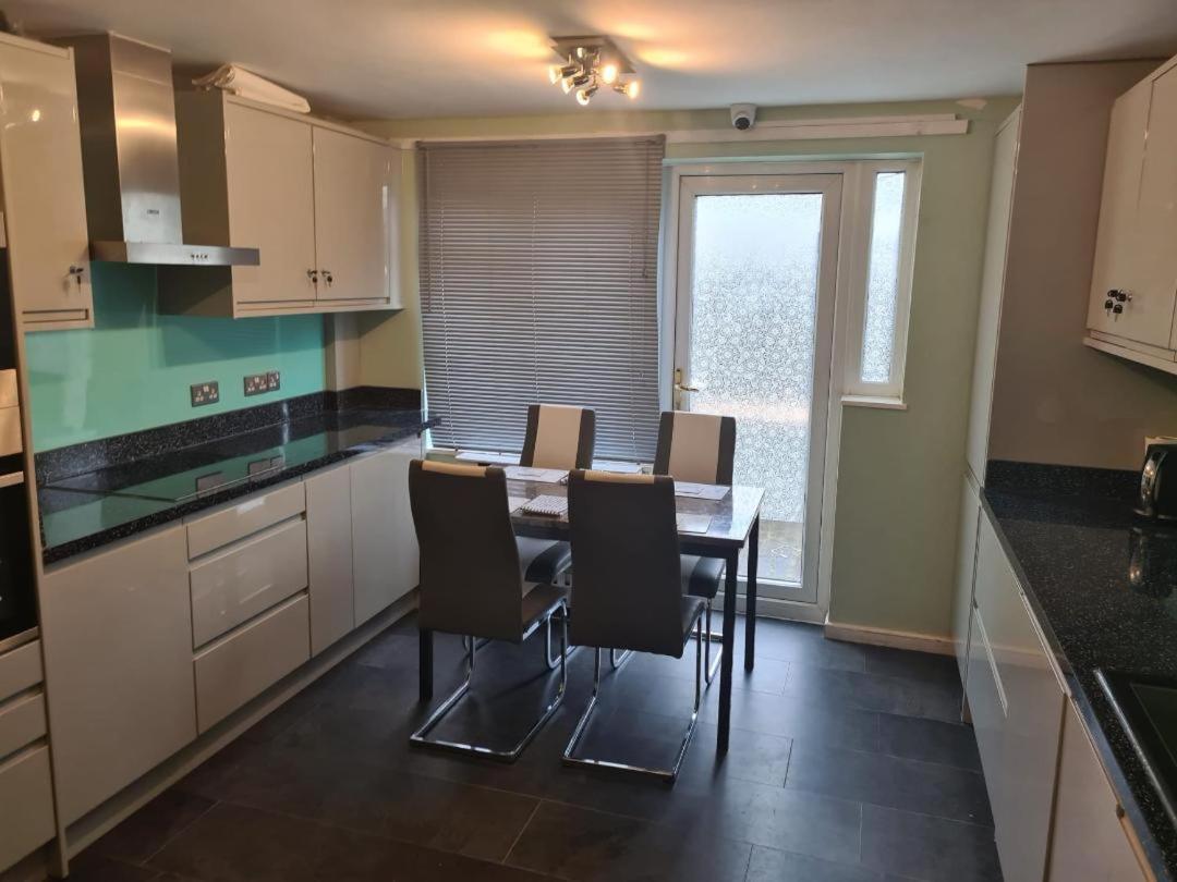 Luxury House, 4 Bedrooms Fully Furnished Vakantiehuis