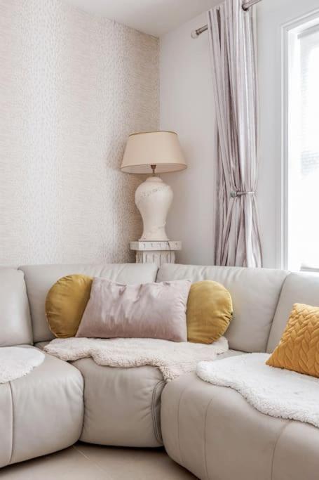 Spacious 5 Bed, 2 Bathrooms House With A Private Garden * Londra