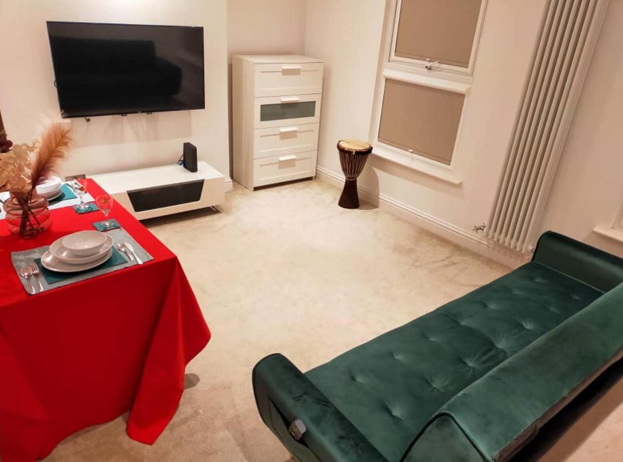 Lejlighed Fully-equipped Flat In The Of London. *