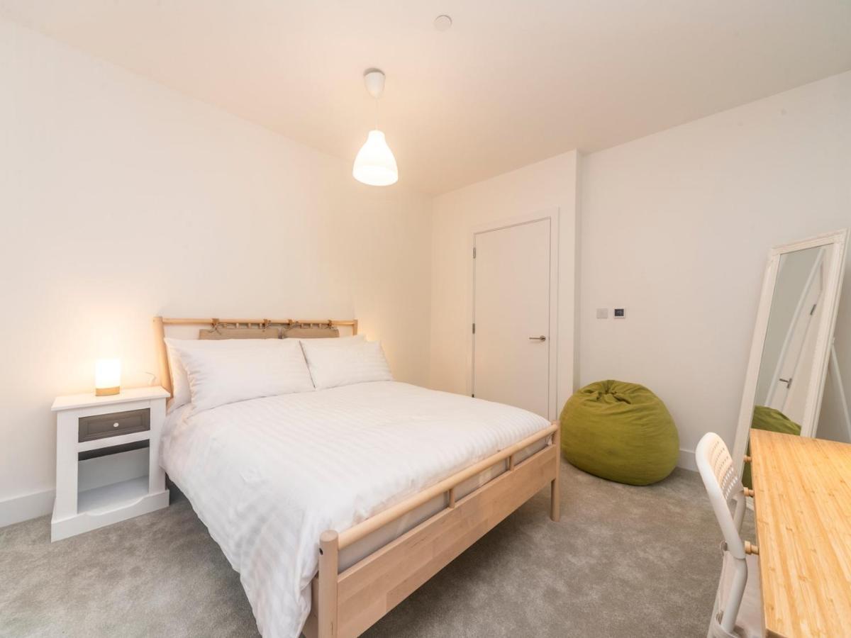 Pass The Keys Spacious Bright Flat 20 Mins To * London