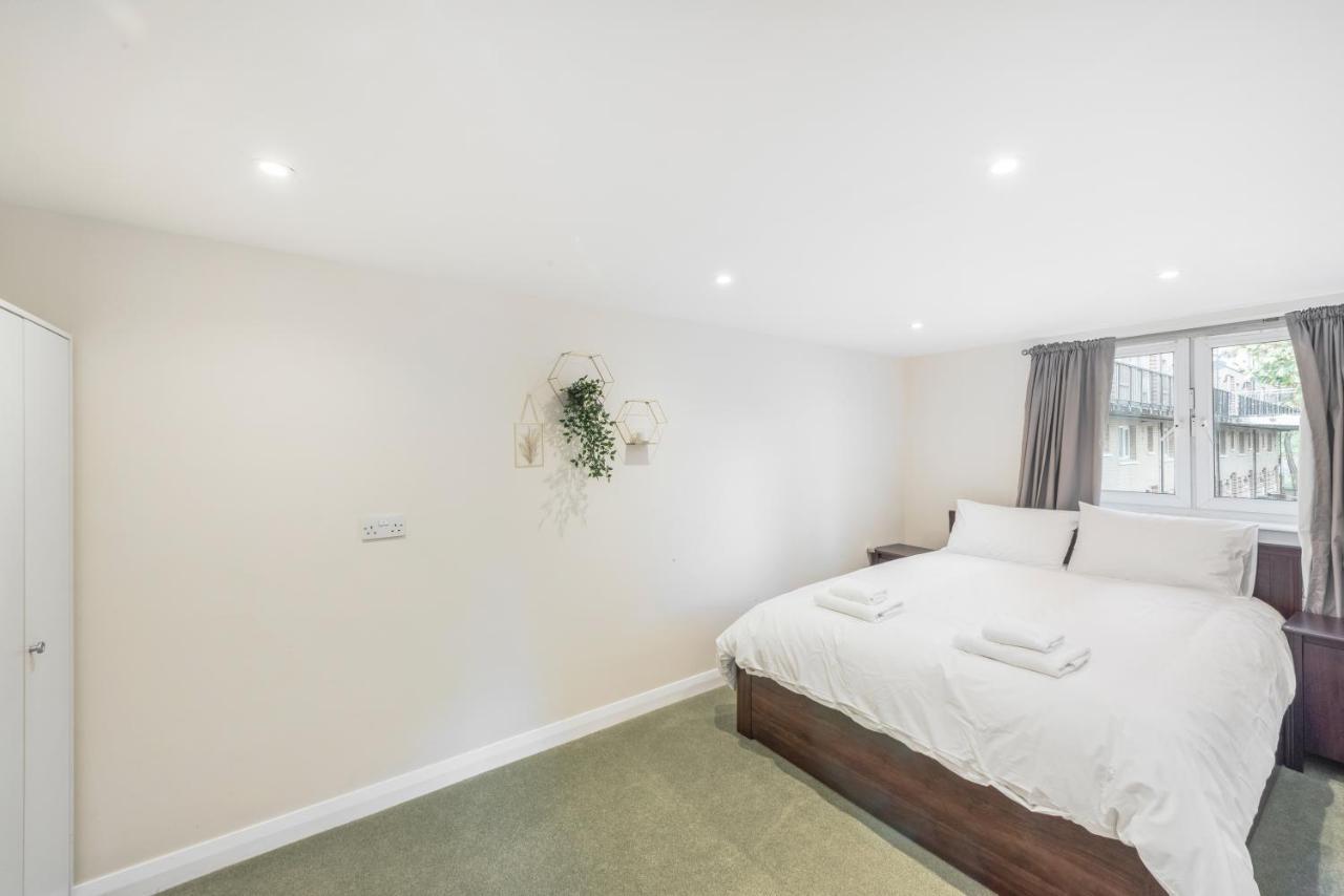 Spacious 4 Bed House Near Greenwich Feriehus