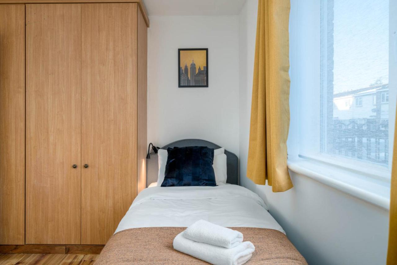 2 Bedroom Flat Near Excel Apartment *