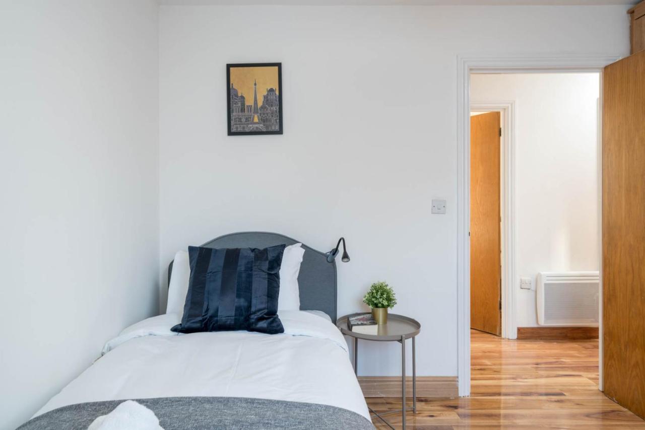 2 Bedroom Flat Near Excel * London