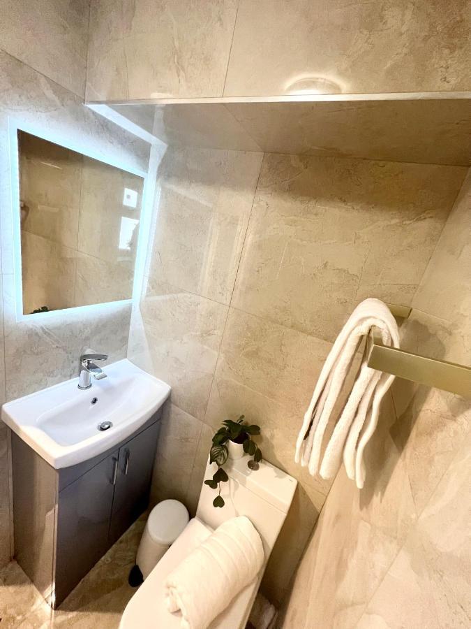3 Cosy Homes Walking Distance To Mall With Parking Available To Book Separately 3 Bed House Or 1 Bed Or Vakantiehuis Londen