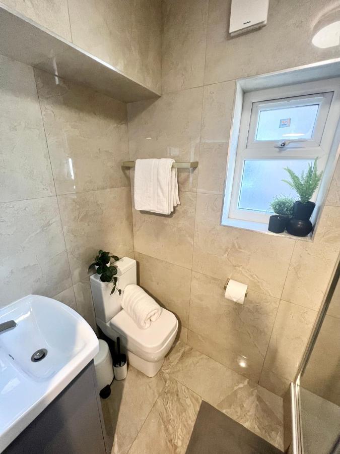Vakantiehuis 3 Cosy Homes Walking Distance To Mall With Parking Available To Book Separately 3 Bed House Or 1 Bed Or Londen