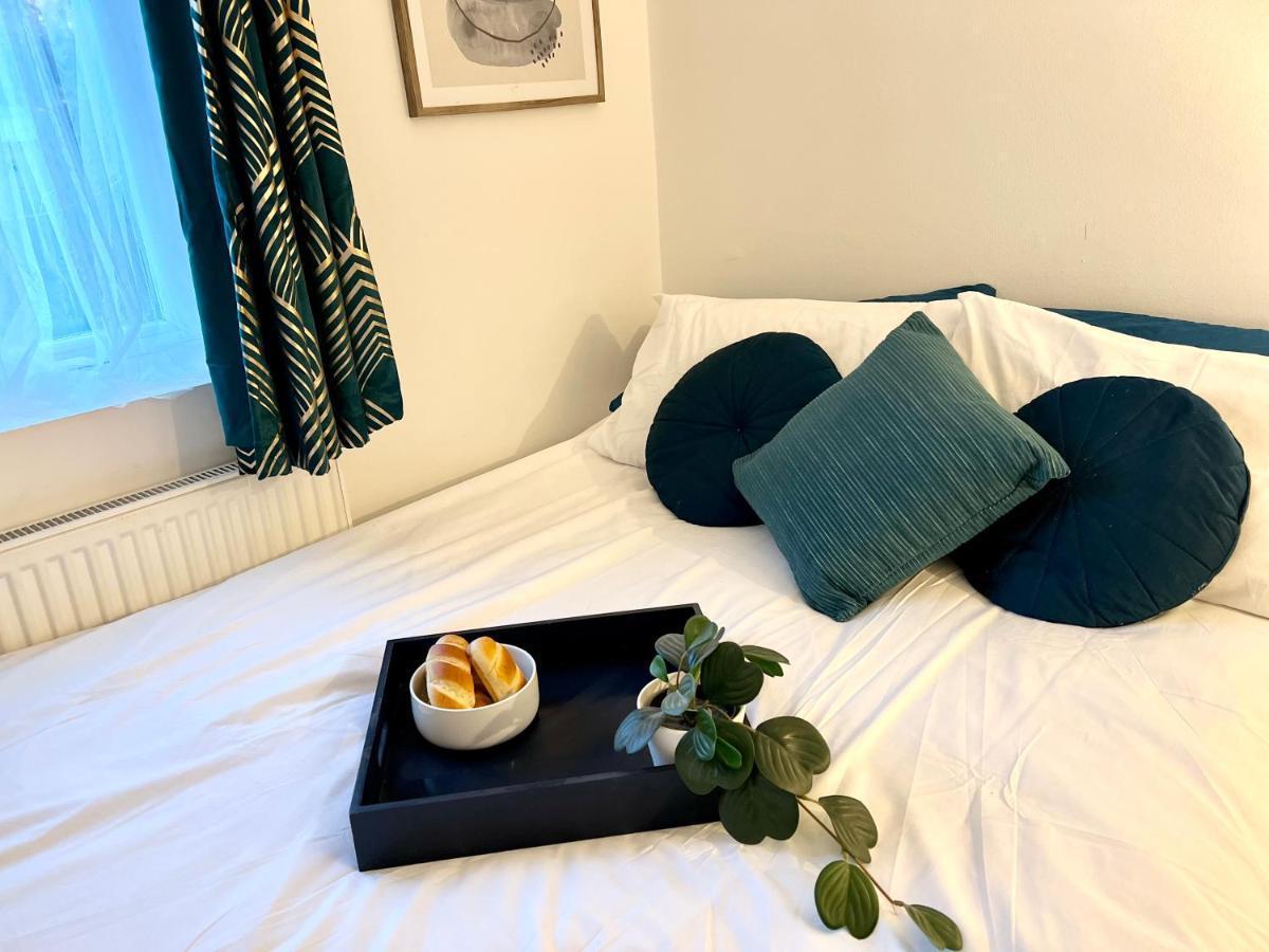 3 Cosy Homes Walking Distance To Mall With Parking Available To Book Separately 3 Bed House Or 1 Bed Or Londen