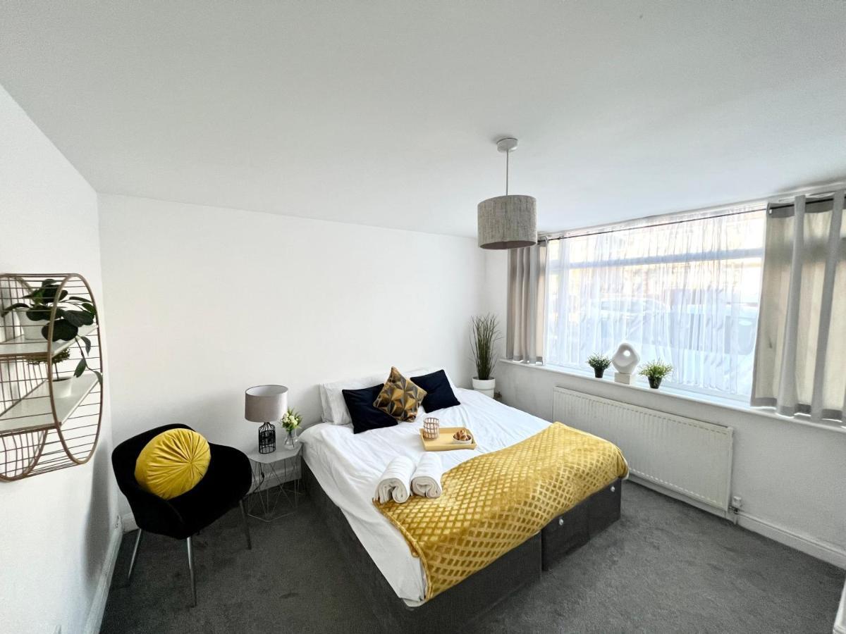 Vakantiehuis 3 Cosy Homes Walking Distance To Mall With Parking Available To Book Separately 3 Bed House Or 1 Bed Or *